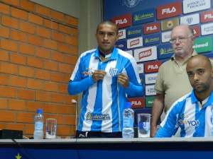 Nino Paraíba é apresentado ao Avaí e espera fazer grande temporada