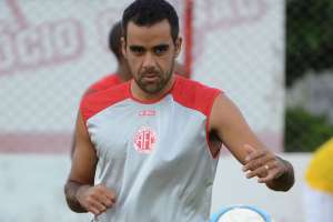 Série C: América-RN dispensa três e luta pela permanência do meia Daniel Costa