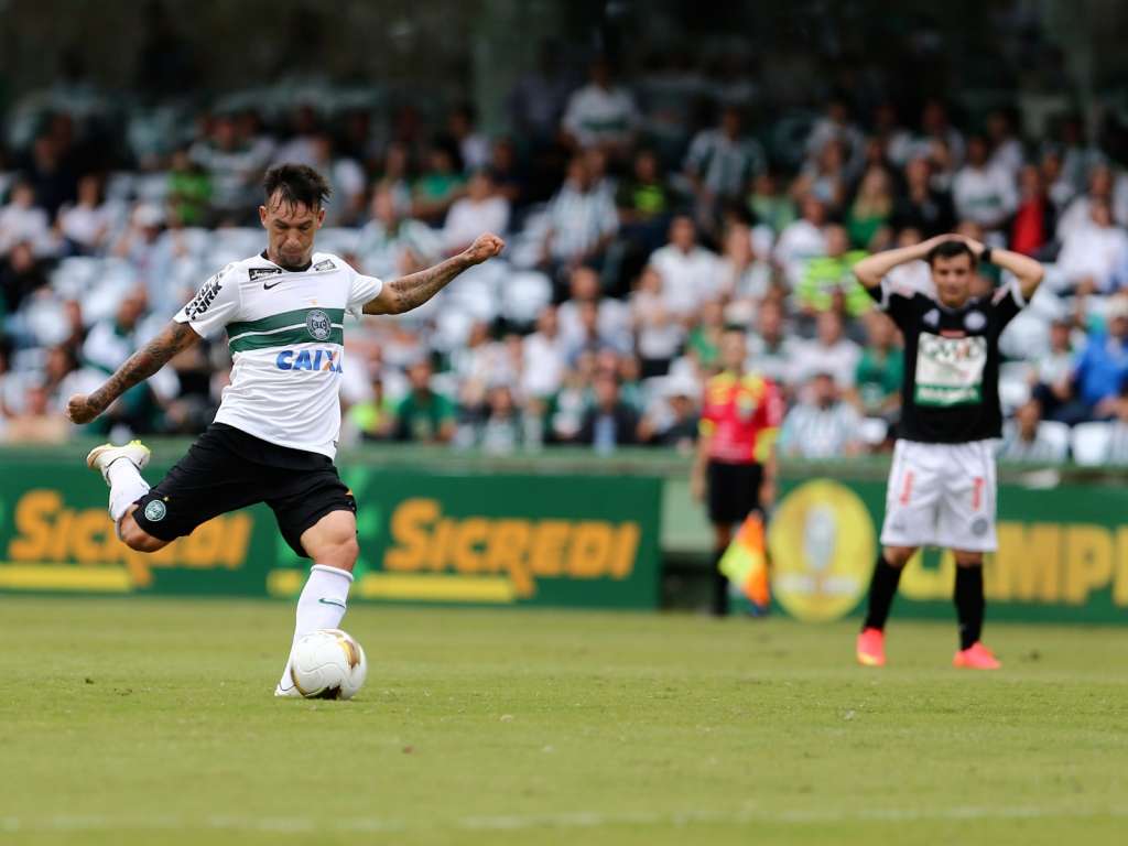 Coxa tenta esquecer o Estadual e focar no Brasileirão