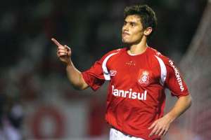 Brasileirão: Novela chega ao fim e Alex, revelado pelo Guarani, renova com o Internacional até junho de 2017