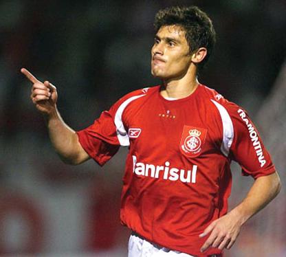 Revelado no Guarani, Alex atuou 250 jogos pelo Internacional e marcou 75 gols, igual a Falcão