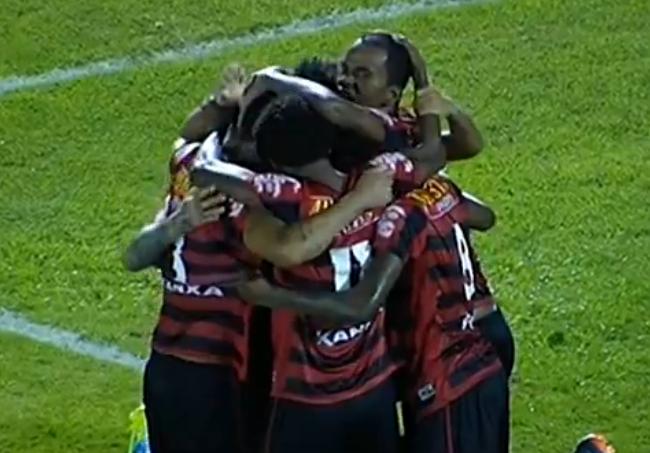 Jogadores do Oeste comemoram o gol marcado pelo atacante Júnior Negão no fim do jogo
