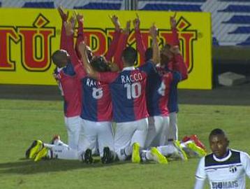 Paraná comemora a vitória sobre o Ceará, com um gol de letra de Henrique