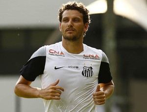 Elano sentiu um desconforto muscular na coxa e foi poupado da estreia do Santos contra o Avaí
