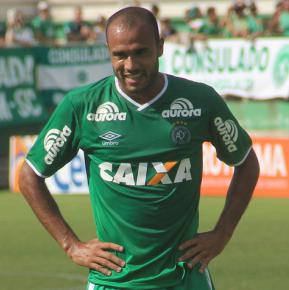 Roger foi pouco acionado, mas na primeira vez que a bola chegou certa ele conferir. Já tem 11 gols na temporada.