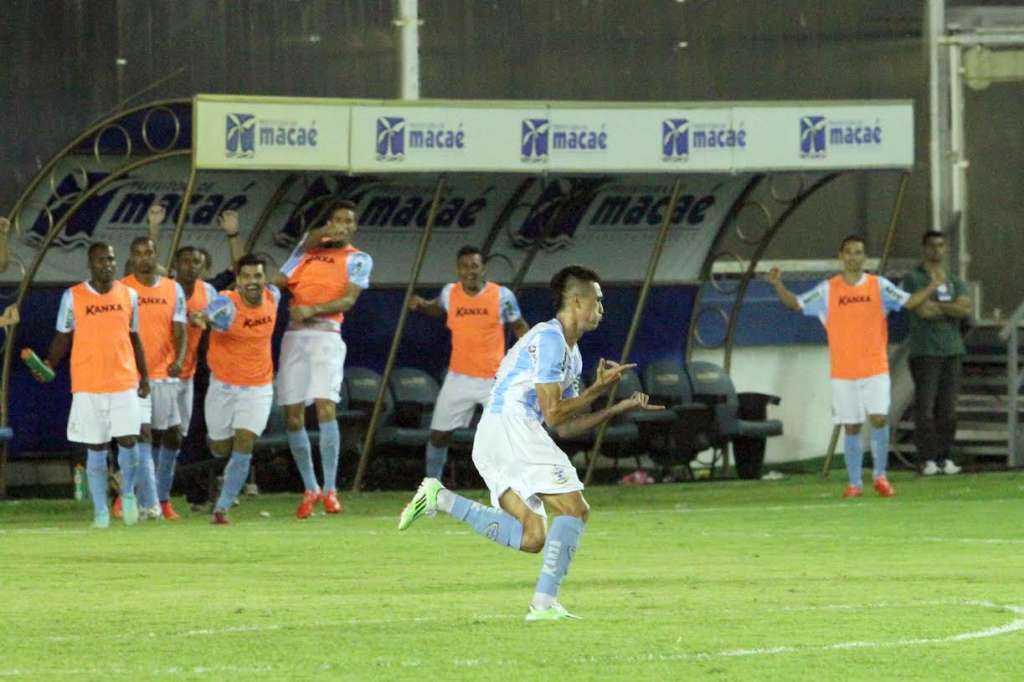 Macaé domina e derrota o Santa Cruz