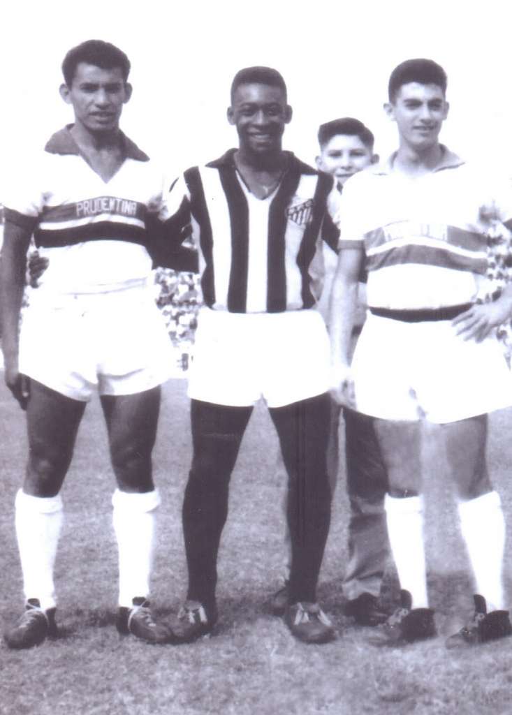 Da esquerda para a direta: Vicente, Pelé e Celso, antes da partida entre Prudentina e Santos, no Paulistão de 1959