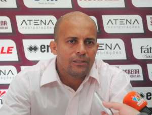 Série C: Caxias negocia com meia 