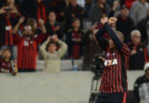 Walter participa dos três gols do Atlético-PR e comemora boa atuação diante do Inter