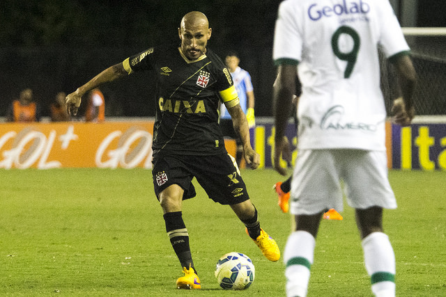 Capitão da equipe vascaína, o volante Guinazu estréia em mais um Campeonato Brasileiro da série A. - Foto:vasco.com.br