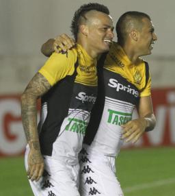 Fábio Ferreira:Corte especial no cabelo, tatuagens no braço e muita eficiência dentro de campo