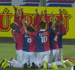 Éder deu o passe para Henrique marcar, de letra, gol da vitória do Paraná sobre o cansado Ceará