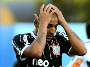 Suspensão pode dificultar renovação de Emerson no Corinthians