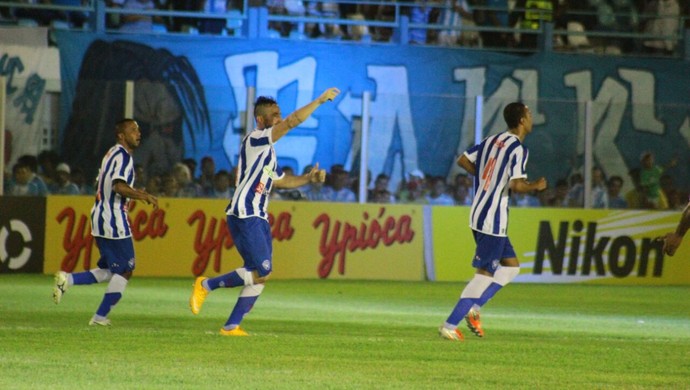Leandro Cearense foi o nome do jogo ao marcar o único gol da partida depois de muito tempo afastado por lesão
