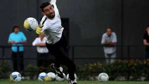 Com máscara, goleiro Vanderlei deve voltar na semana que vem ao Santos