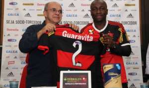 Armero treina com bola e pode estrear pelo Flamengo no domingo