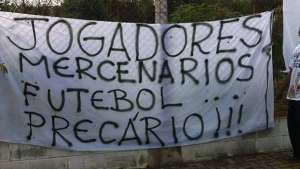 Torcida organizada do Corinthians faz protesto no CT Joaquim Grava