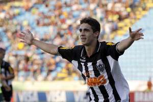 Santos contrata Marquinhos e fica perto de Neto Berola