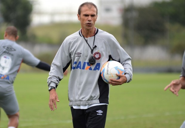 Milton Mendes mantém segredo na escalação do Atlético-PR 