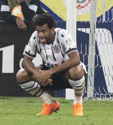 Zagueiro Gil pode deixar o Timão, que precisa de 