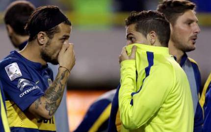 Até jogadores do Boca Juniors sentiram o gás de pimenta. Castigo na torcida indisciplinada ou vira uma várzea