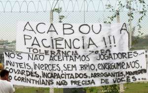 Torcedores do Corinthians fazem protesto no Parque São Jorge