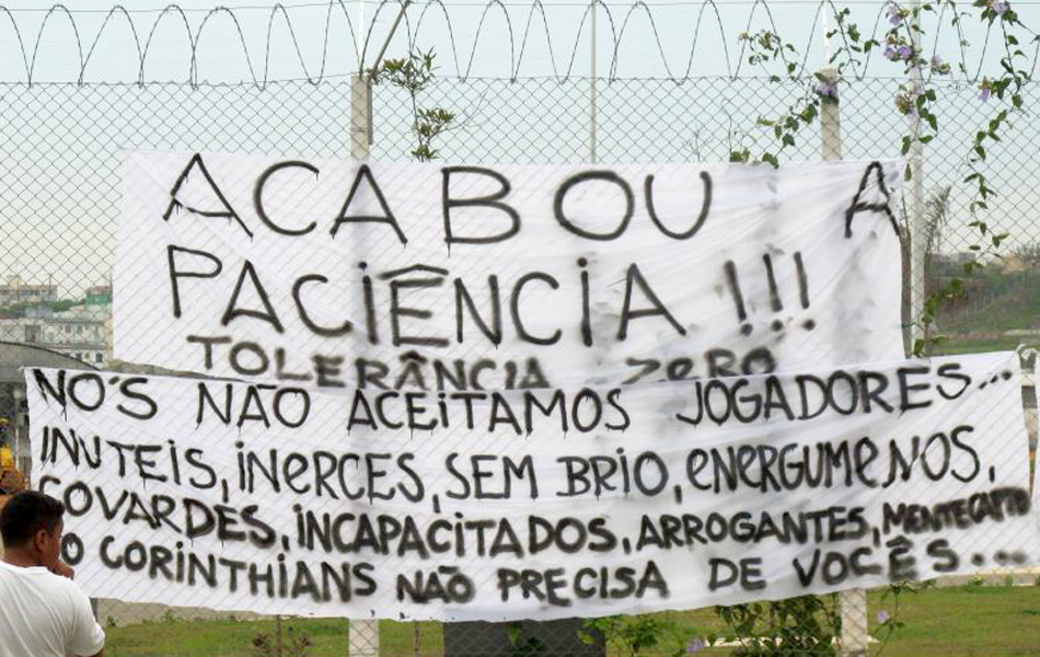 Torcedores do Corinthians fazem protesto no Parque São Jorge 2 0002050079658 img