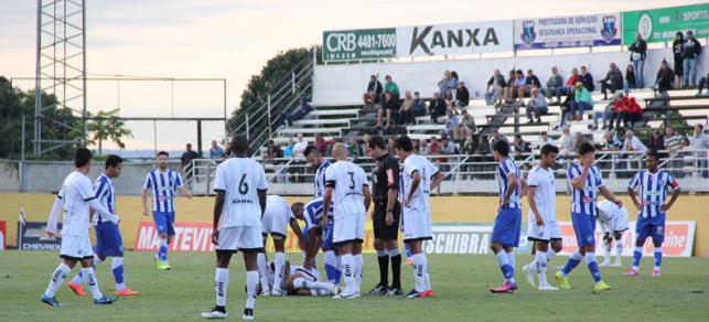 Primeiro tempo apático e amarrado, depois de início atrasado por indisposição do árbitro carioca