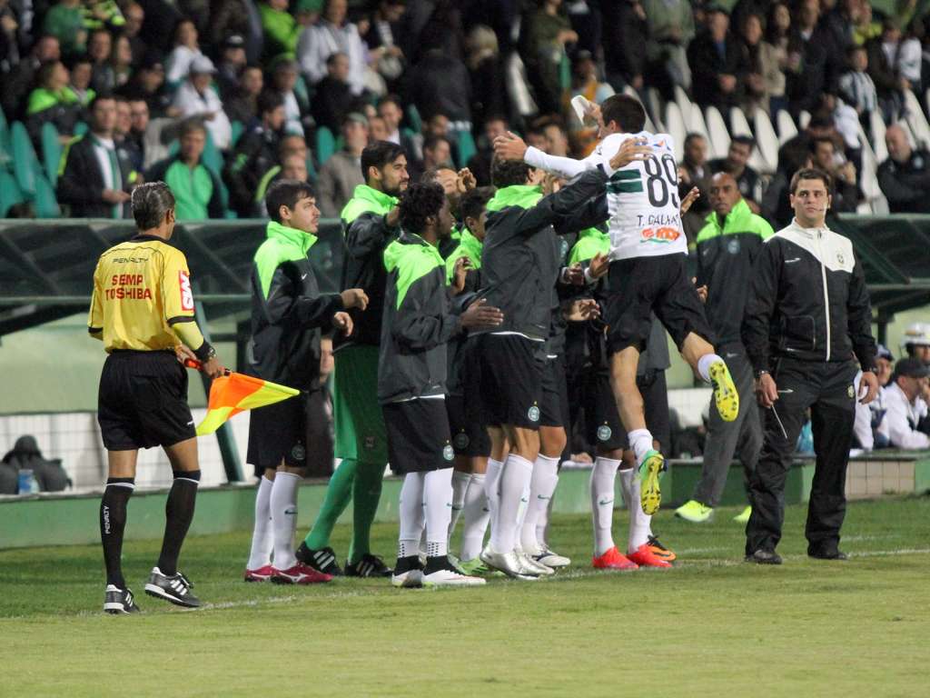 Coritiba passou por cima do Grêmio que se afundou em crise