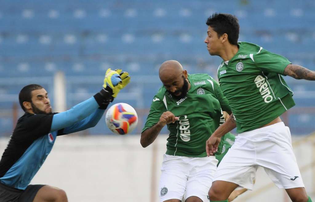 Goleiro Flaysmar divide a bola com atacantes do Guarani - Rodrigo Villalba