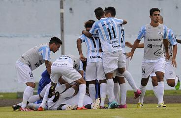 Jogadores do Londrina vão comemorar em cima de Germano, que marcou dois gols de cabeça na virada sobre a Portuguesa
