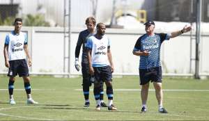 Torcida do Grêmio protesta e diretoria se reúne para 