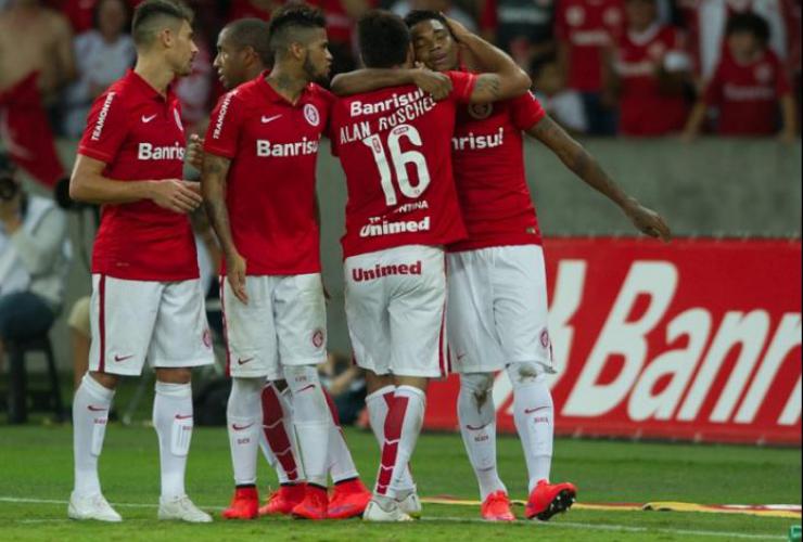 Vitinho entrou aos 15 minutos e dois minutos depois marcou o gol da vitória do Internacional sobre o Grêmio
