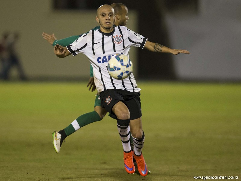 O lateral-esquerdo Fábio Santos marcou o gol que colocou o Corinthians na liderança isolada