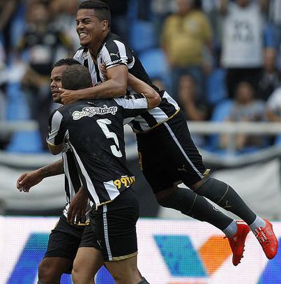 Willian Arão e Lulinha marcaram gols pelo Botafogo na goleada sobre o CRB