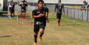 Élton aparece de surpresa e começa a treinar na Ponte Preta