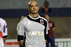 Série B: Goleiro Marcos é poupado de treino e pode desfalcar Paraná no sábado