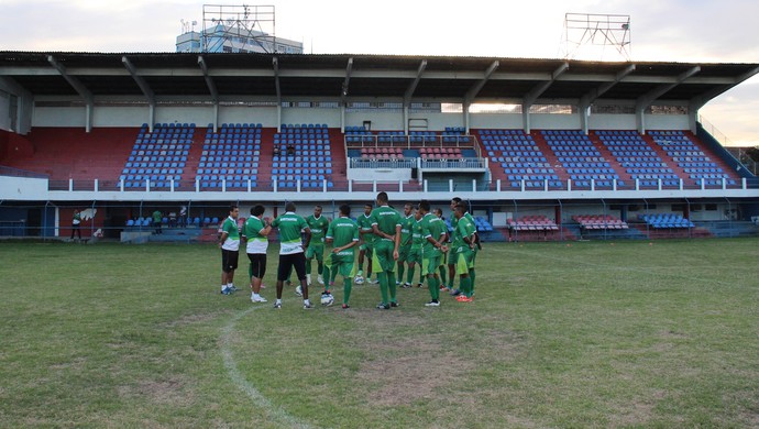 Comissão técnica do Cuiabá conversou com os jogadores antes do treino no campo do Bonsucesso