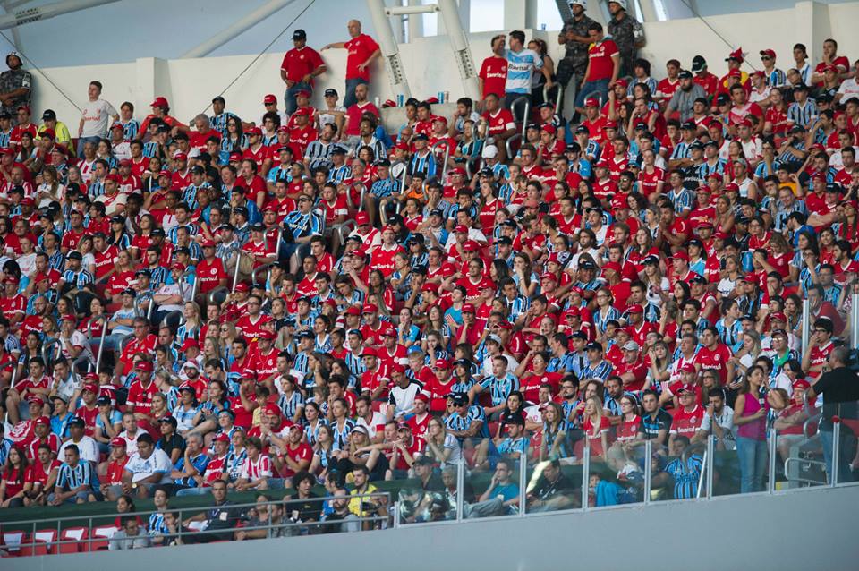 A primeira experiência de torcida mista aconteceu no Gre-Nal pelo Brasileirão do ano passado