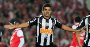 Guilherme e Jô treinam com bola e podem enfrentar o Atlético-PR