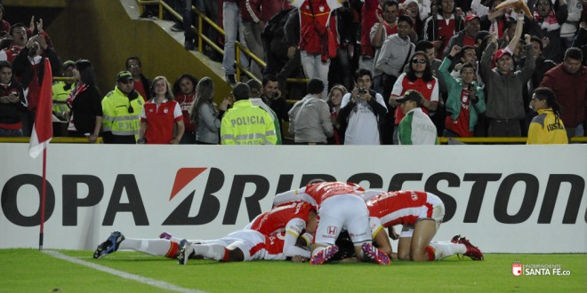 Santa Fé marca no fim e leva boa vantagem à Porto Alegre