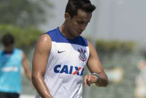 Com problema muscular, Jadson abandona treino com bola mais cedo