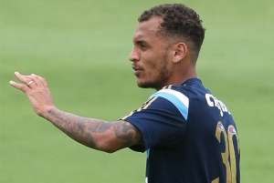 Oswaldo escala Zé Roberto na lateral e Alan Patrick entre os titulares