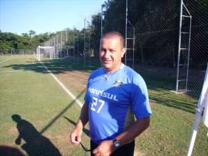 James Freitas repete estratégia de Felipão e fecha treino no Grêmio