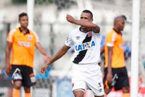 Volante Serginho nega momento ruim do Vasco, mas cobra vitória