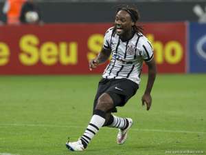 Vagner Love é afastado por 15 dias para aprimorar forma física no Corinthians