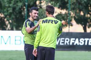 Dátolo dá susto em treino, mas é relacionado no Atlético-MG