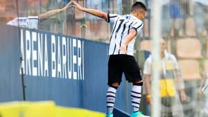 Após repercussão negativa, Corinthians quer manter Matheus Cassini