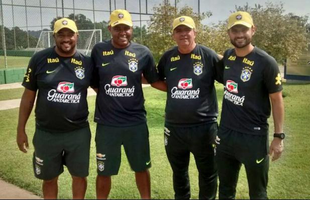 Helbinho está com a Seleção Feminina principal em Itu (SP) ao lado do técnico Vadão e do auxiliar técnico Waguinho - Divulgação Bragantino