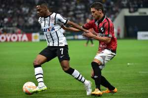 Elias rejeita proposta do Flamengo e diz querer ficar no Corinthians